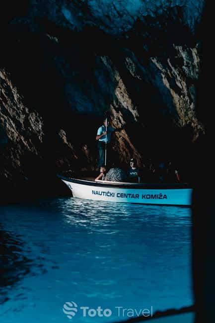 Split/Podstrana: Blue Cave, Hvar & 6 Islands Speedboat Trip - Komiža on Vis: coffee in an old fishermen’s town