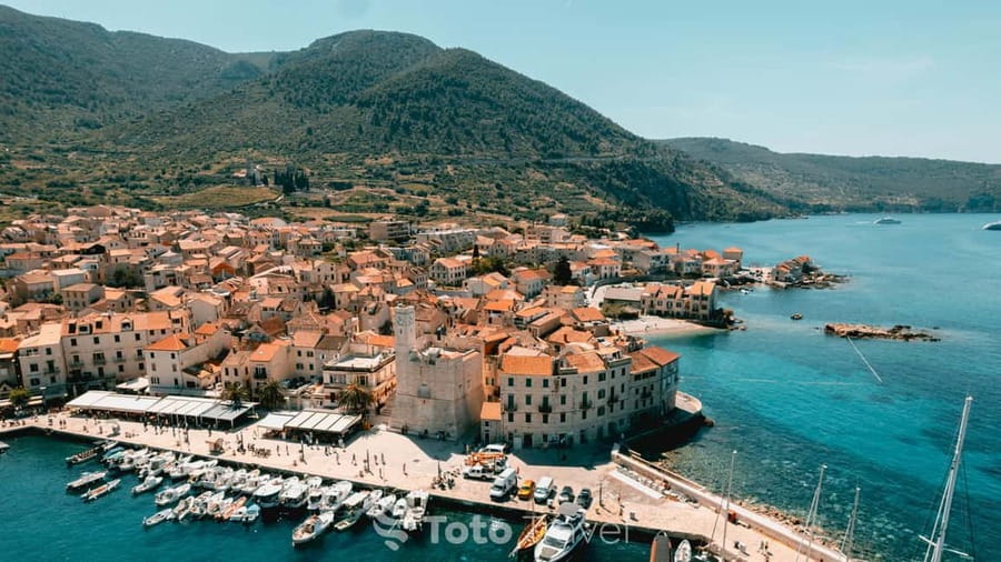 Split/Podstrana: Blue Cave, Hvar & 6 Islands Speedboat Trip - Pakleni Islands and Budikovac: the show from the boat