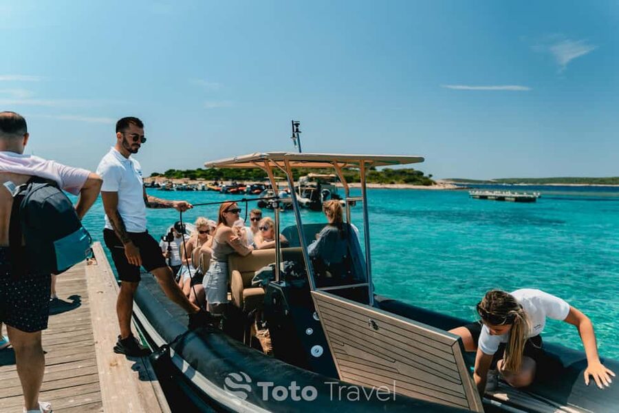Split/Podstrana: Blue Cave, Hvar & 6 Islands Speedboat Trip - Hvar town for 2 hours: promenade walks and fortress options