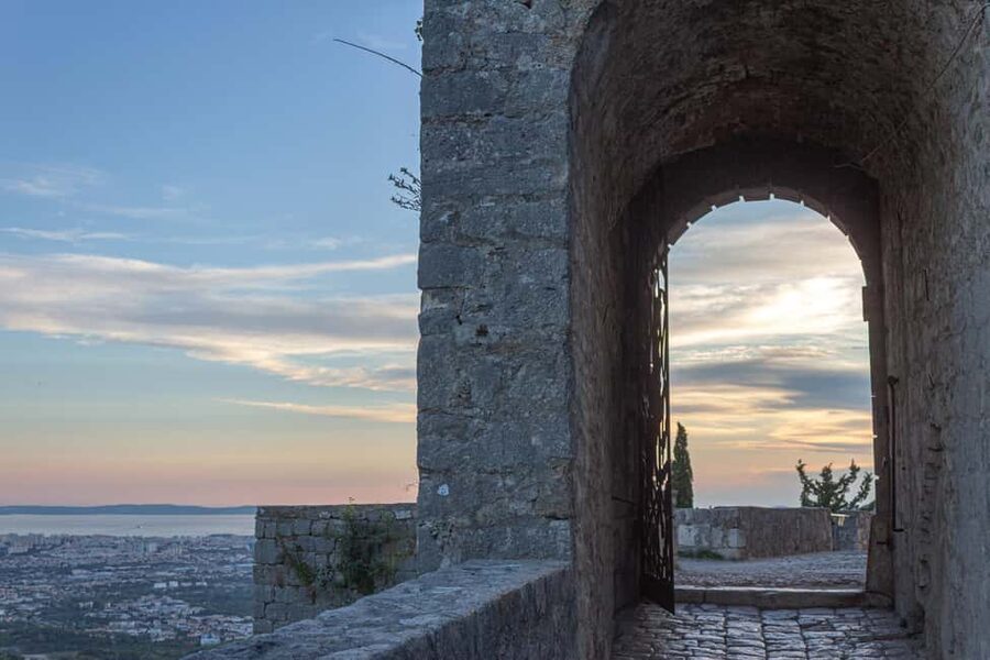 Split: Sunset at Klis Fortress with Sightseeing Bus - Sunset viewpoints over Split, Solin, mountains, and the sea