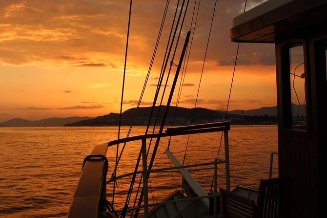 Split:Sunset Cruise with Live Music - Boat comfort: half-capacity seating, upper vs lower deck, and what to bring