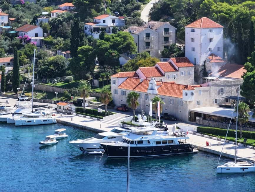 Split/Trogir: Trogir, Blue Lagoon, and Solta Speedboat Trip - Stop 2 in Maslinica on Šolta: lunch in an old fishing village