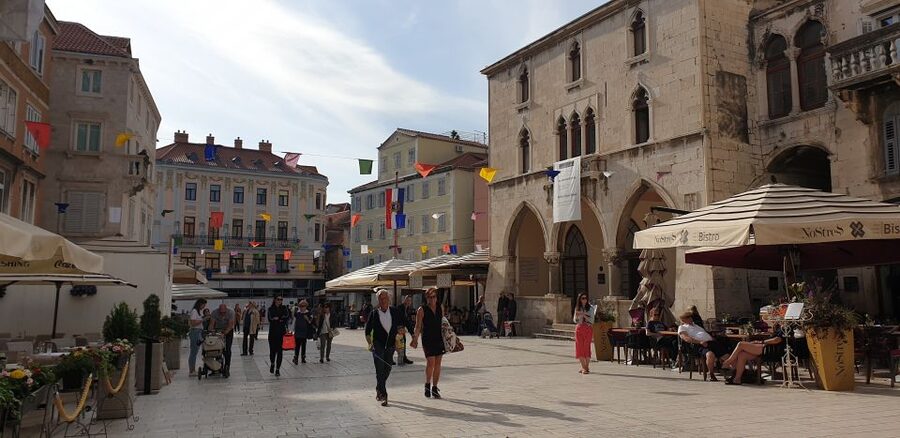 Split: Walking tour of Split with a 'Magister' of History - Cathedral of Saint Domnius and Jupiter’s Temple, modern faith beside Roman stone