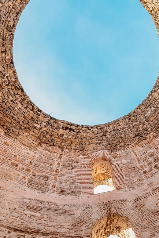 Split: Walking Tour of Split with Art Historian - Peristyle and Jupiter’s Temple: when the big rooms explain the palace