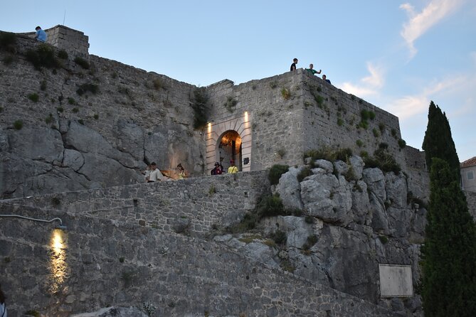 Sunset Klis Fortress Tour From Split with Sightseeing bus - Audio guide and host: how the storytelling lands