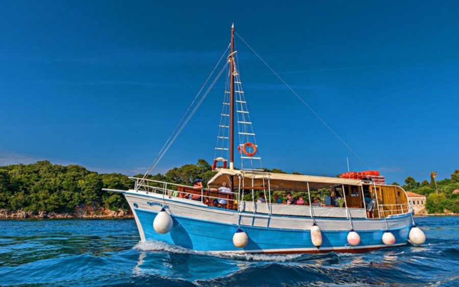 Three Island Boat Tour With Lunch - A Big Boat Day: Shade, Toilets, and Fast Rain Fixes