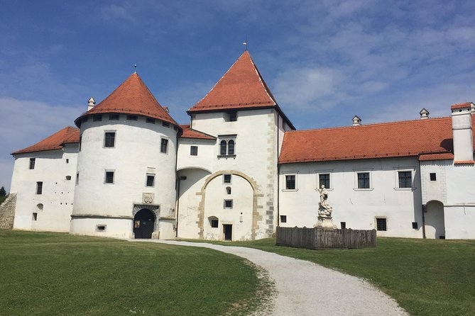 VarazdinTown & Trakoscan Castle, Small Guided Group from Zagreb - Price and what is (and is not) included