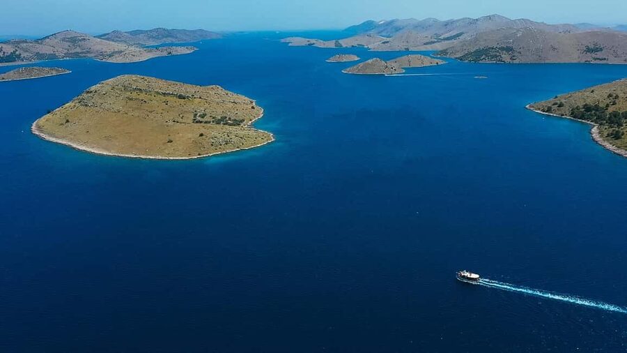 Zadar: Boat Tour to Kornati Secluded Bay, Local Life & Lunch - Lunch by the sea: grilled favorites plus a vegan option