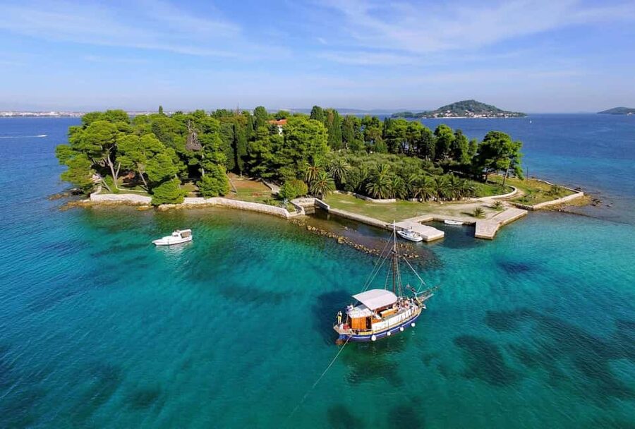 Zadar: Boat Tour to the Ugljan, Preko, and Ošljak Islands - Meeting at Foša port and settling into the boat routine