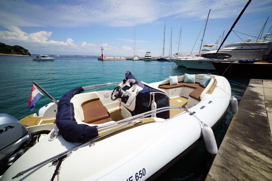 Zadar: Guided Speedboat Tour with Food, Oil & Wine Tasting - Boat Comfort, Safety Gear, and Handling Choppy Seas