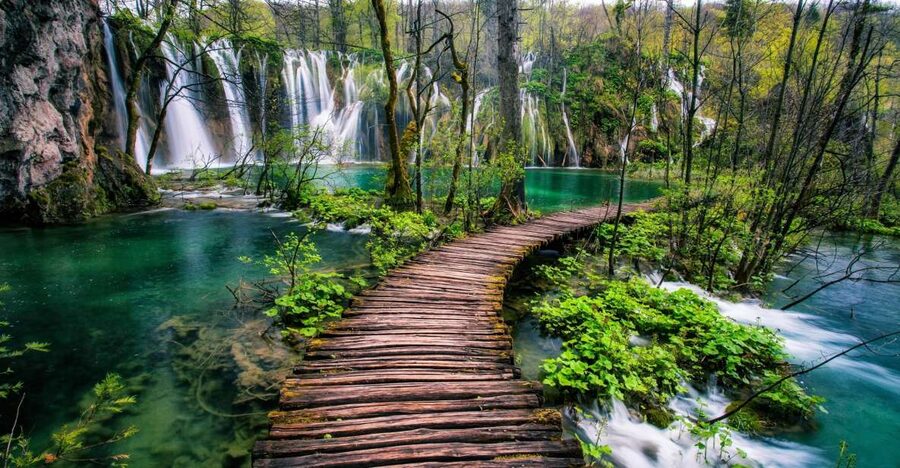 Zadar: Plitvice Lakes Guided Day Tour with Tickets - Plitvice Lakes National Park: how a guided circuit makes sense