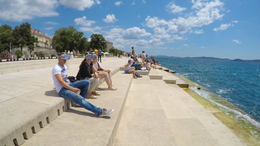 Zadar: Virtual Reality Guided History Walking Tour - How the walking route keeps you oriented (and includes VR pauses)