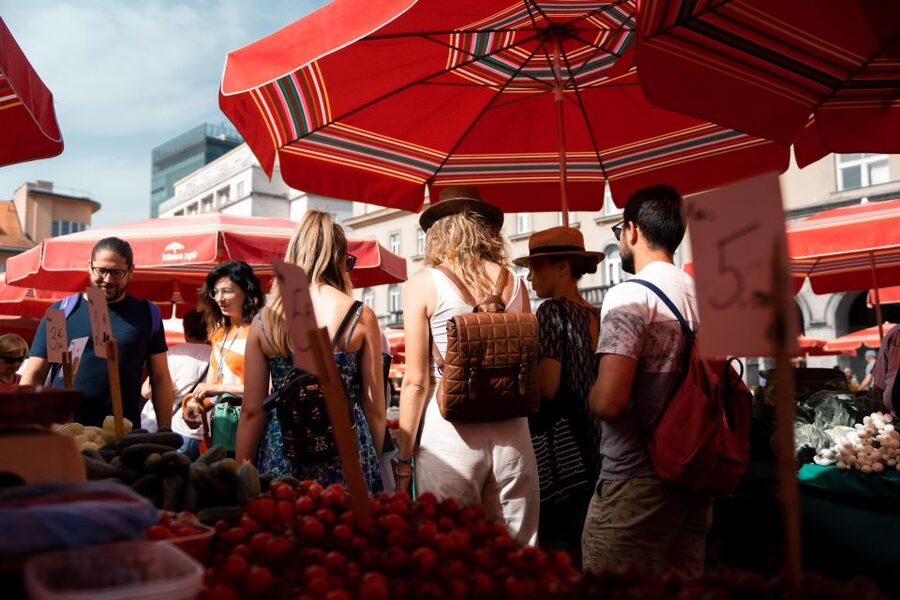 Zagreb: Food Tour with Tastings - Dessert at the square: warm štrukli is the moment to plan for